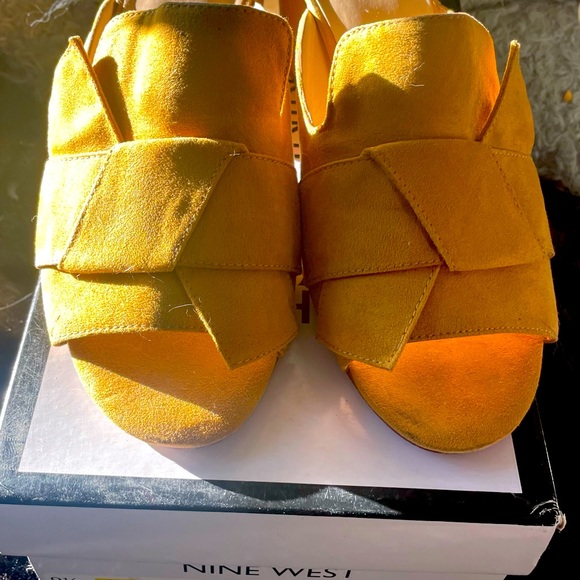 Gold suede Nine West wide thick healed mules - Picture 4 of 5